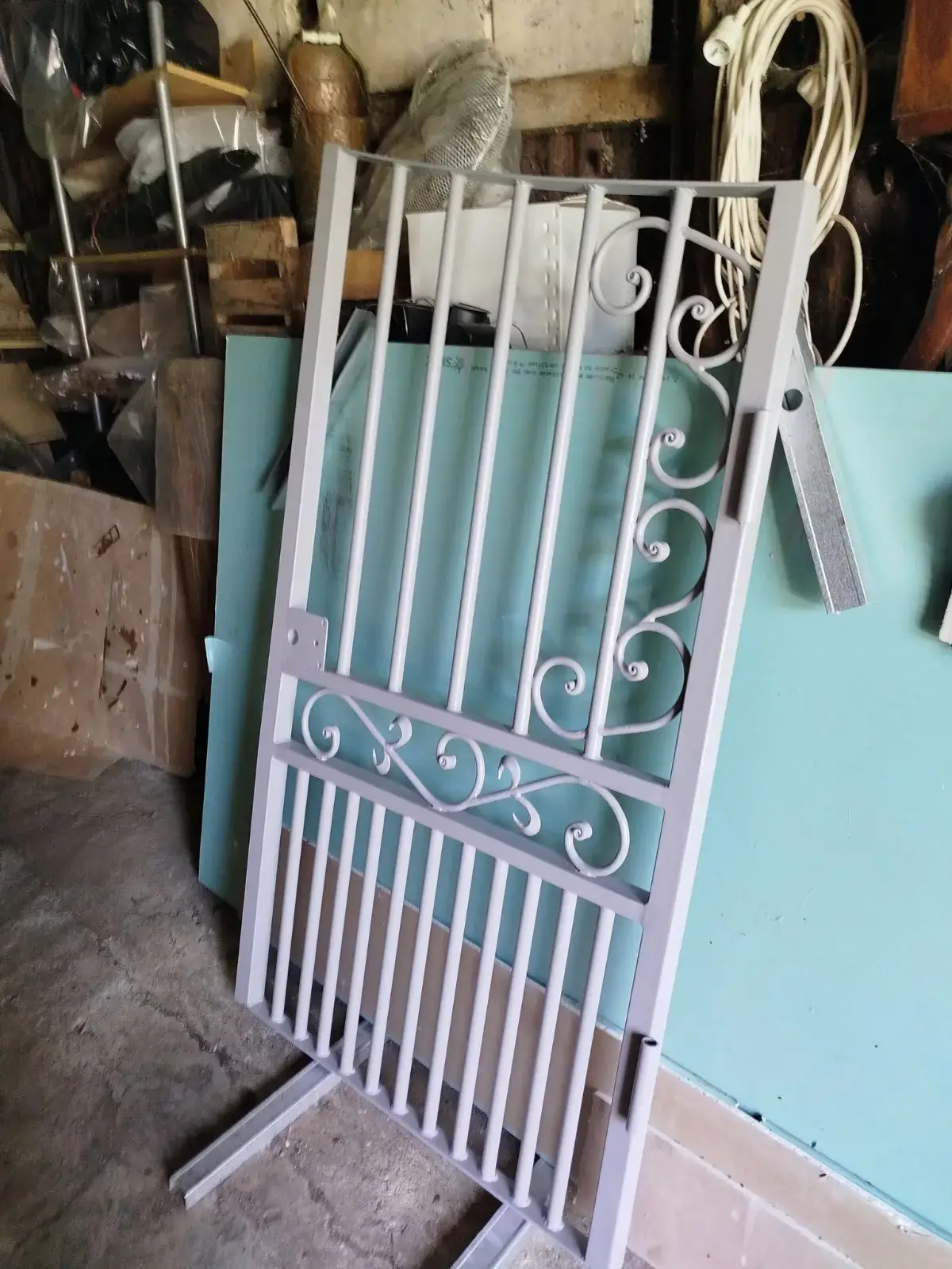 Portail et volets en cours de mise en peinture