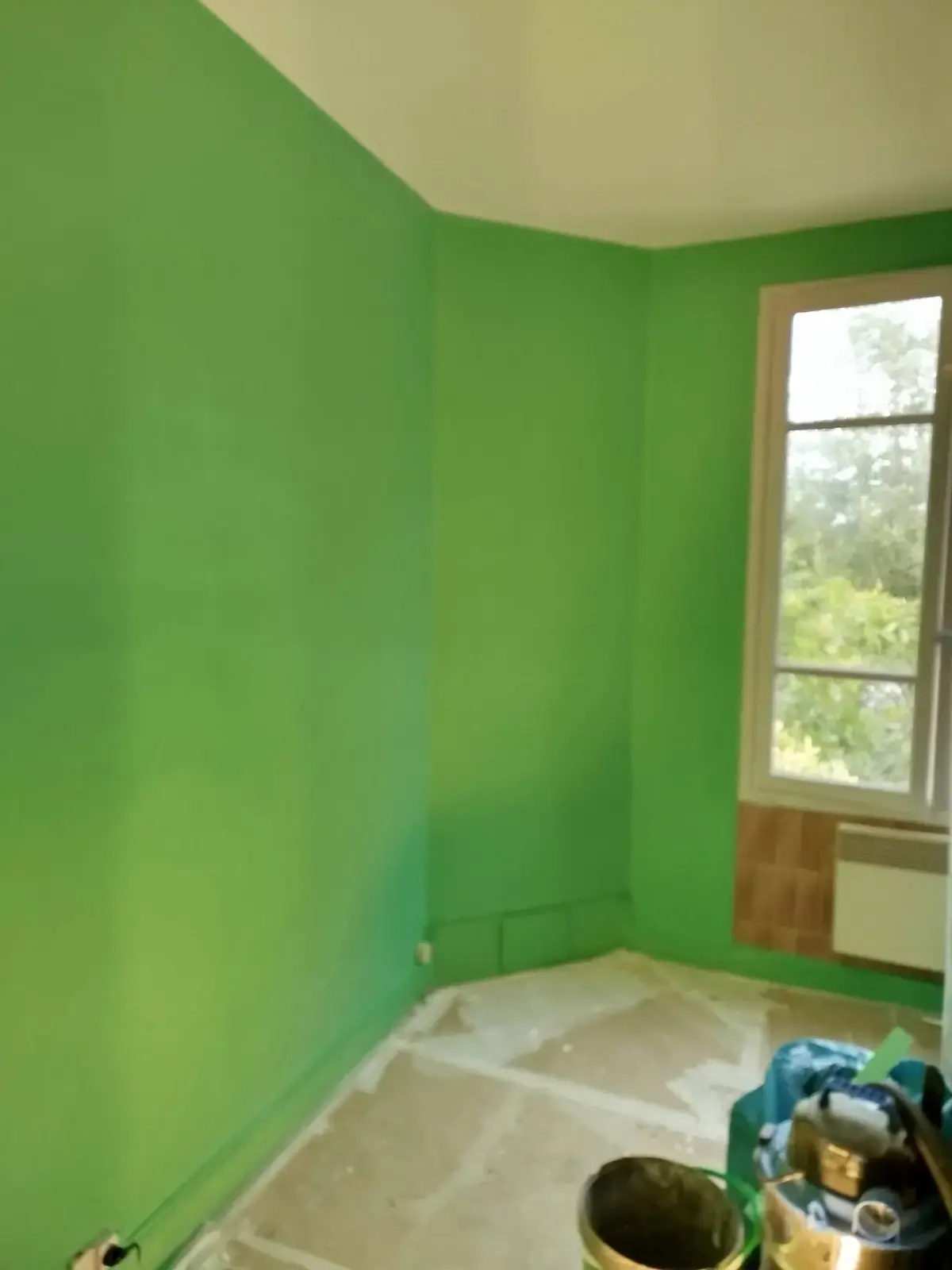 Pièce repeinte en vert vif