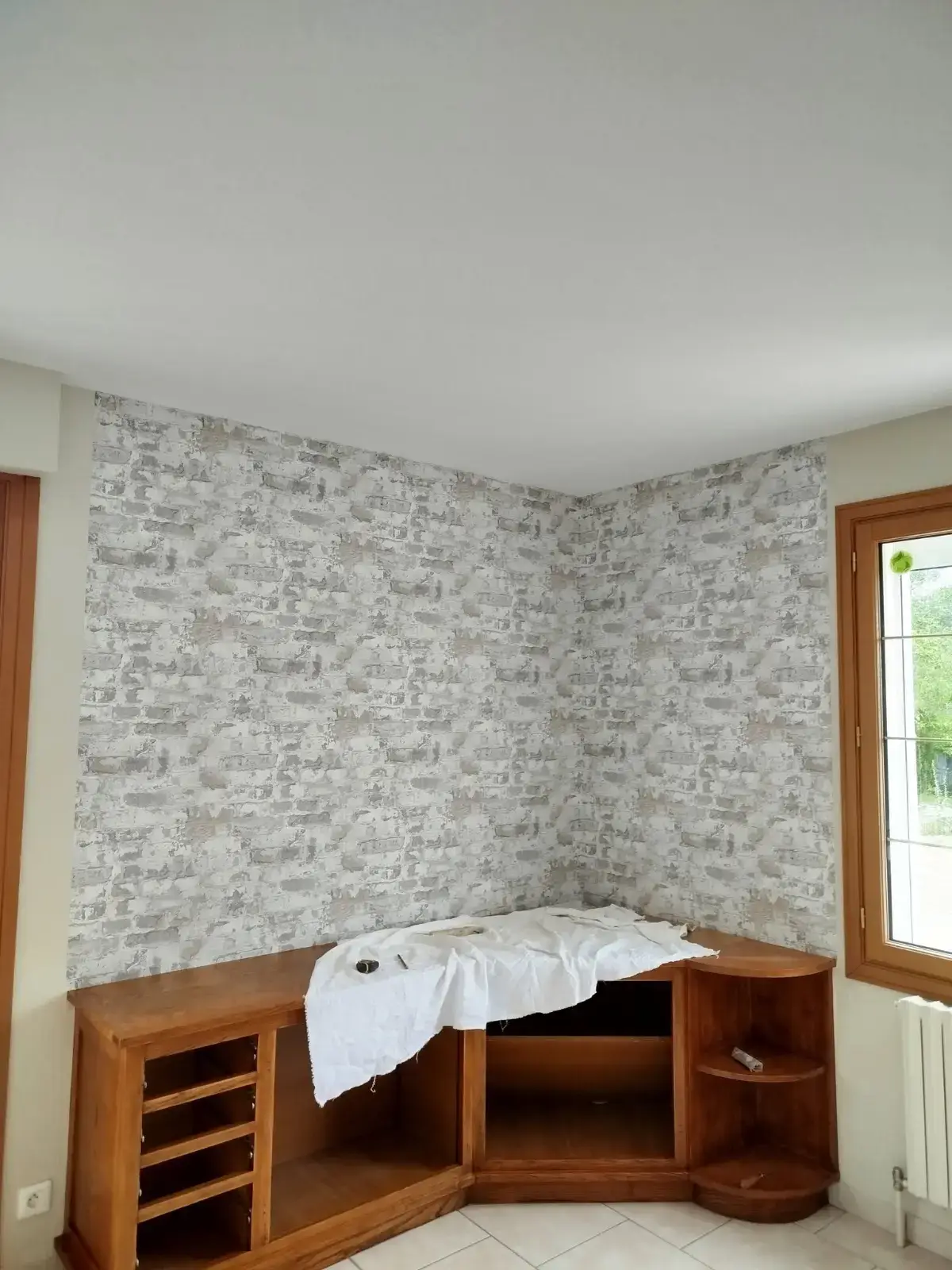 Chambre tapissée d'un papier peint imitation briques