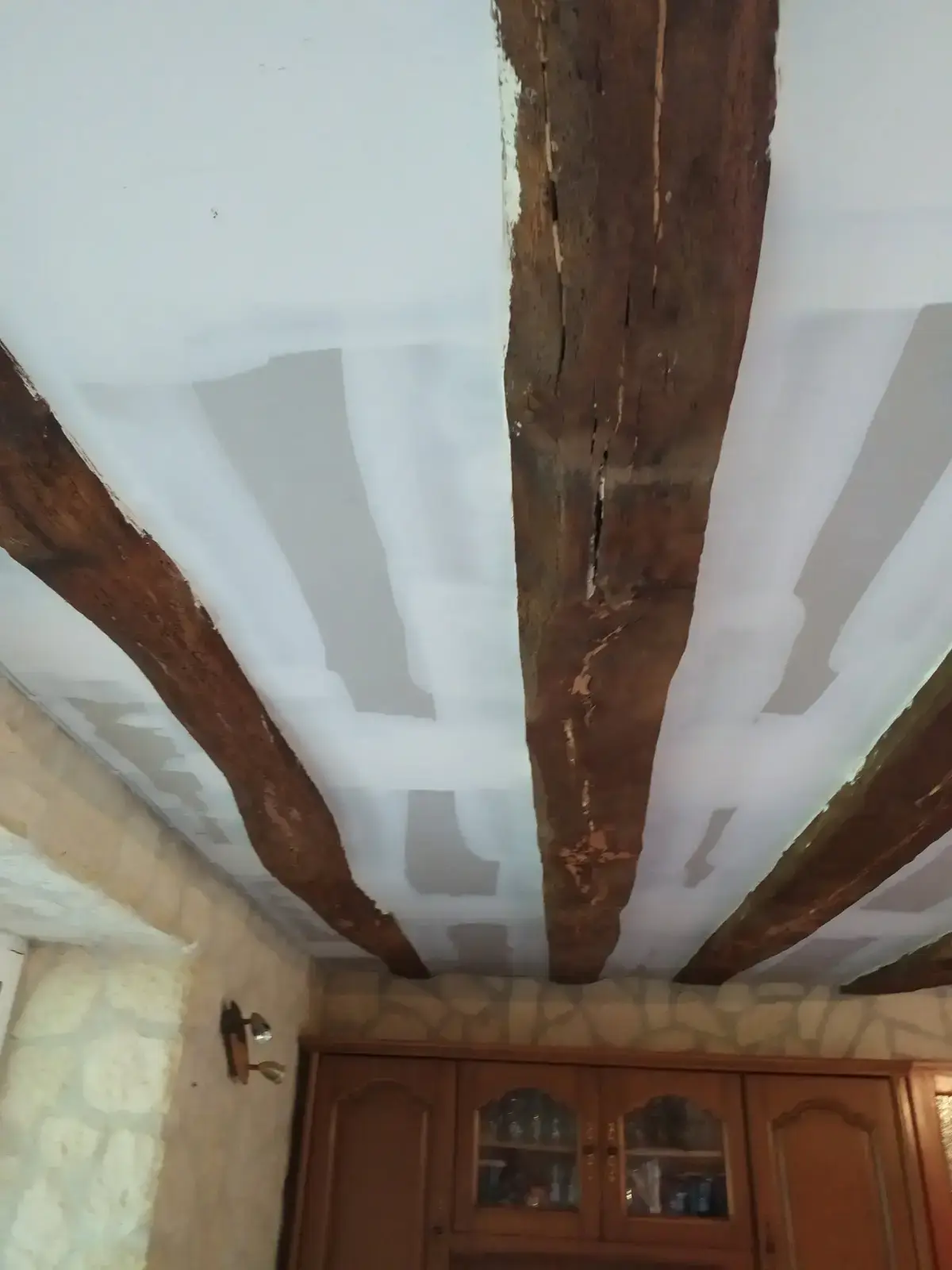 Avant : Plafond entre poutres en cours d'enduit