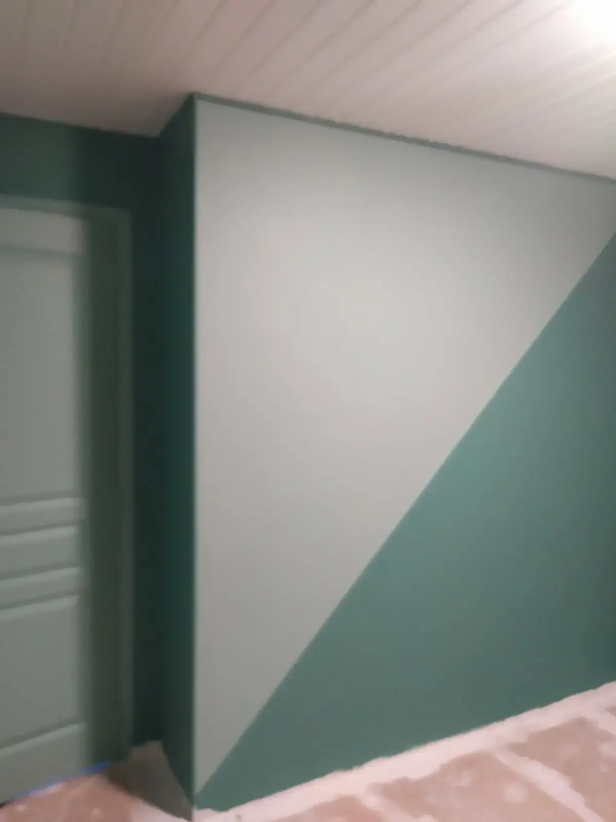 Mur bicolore vert et blanc découpé en diagonale
