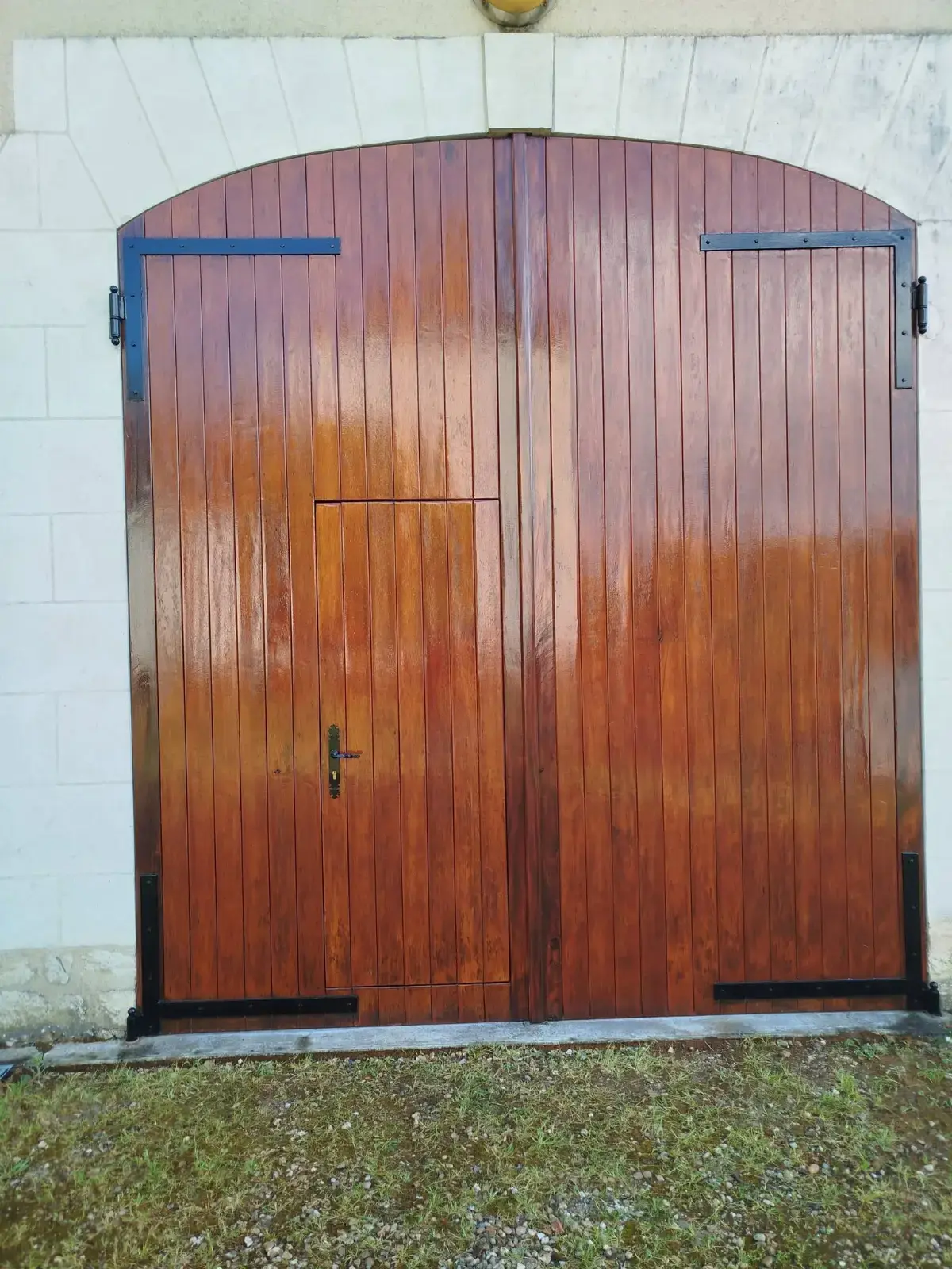 Porte de garage en bois vernie, ferrures noires