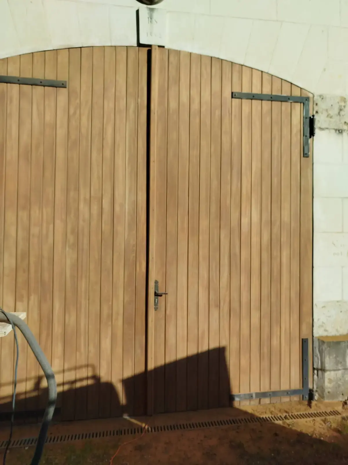 Avant : Porte de garage en bois brut avant lasure